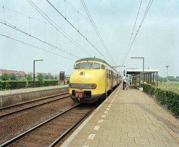 800926 Gezicht op het N.S.-station Utrecht Lunetten (Furkaplateau) te Utrecht met een trein.